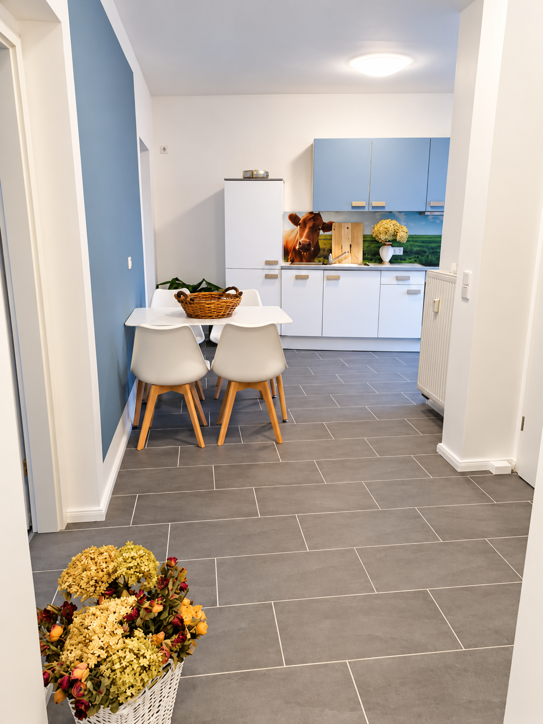 Eingangsbereich und Küche der Aschersleben Ferienwohnung